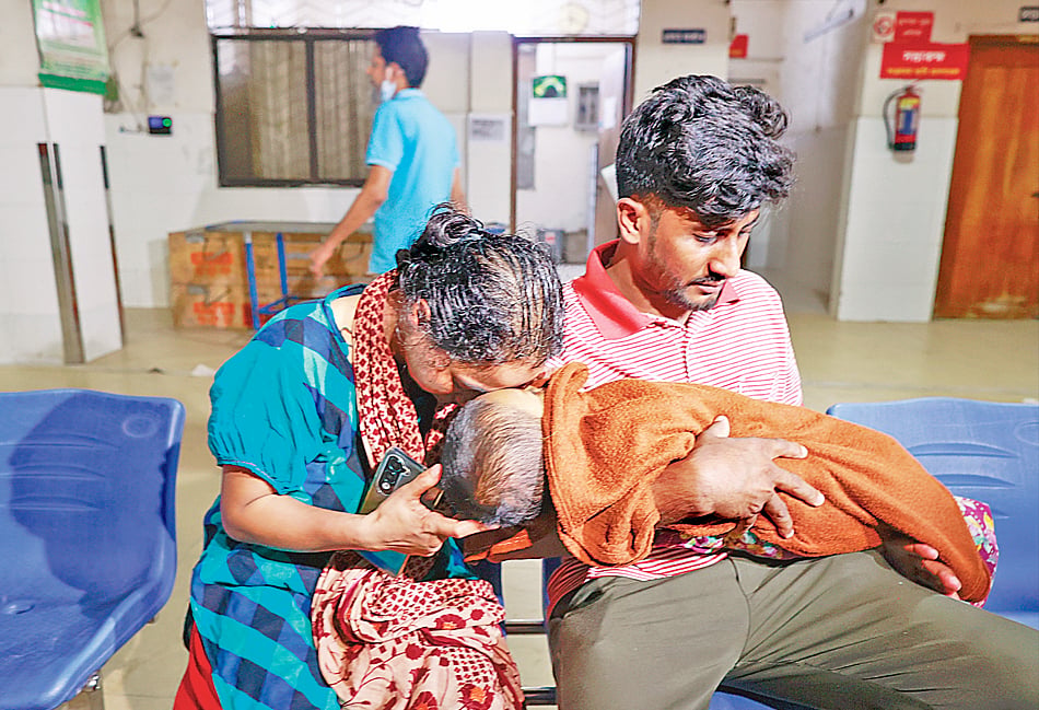 ১০ মাসের সন্তান মাহাজবিকে বাঁচানো গেল না। তিন দিন আইসিইউতে চিকিৎসার পর হামে মৃত্যু হয় ছেলের। নাড়িছেঁড়া ধনের নিথর শরীরে মাথা ঠেকিয়ে কান্না যেন থামছে না মা শিউলি আক্তারের। গতকাল দুপুরে রাজধানীর মহাখালী সংক্রামক ব্যাধি হাসপাতালের নিচতলায়