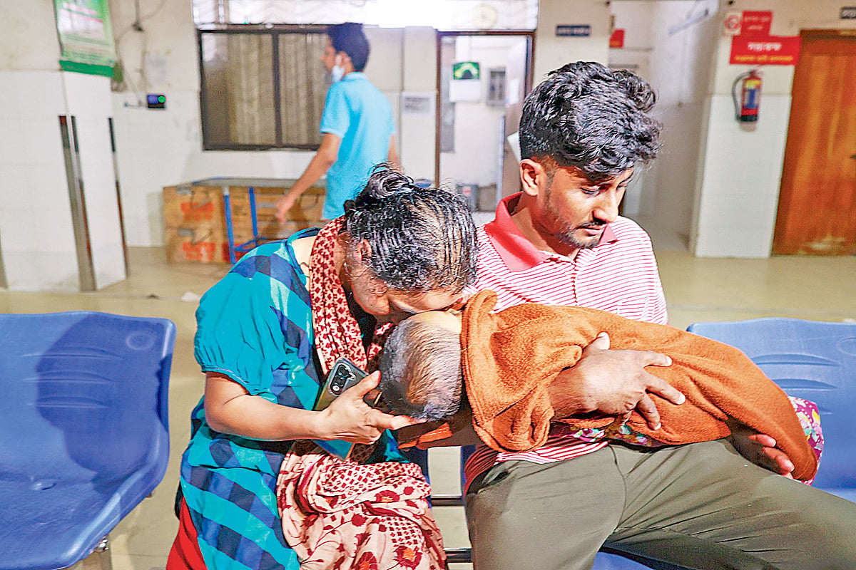 ১০ মাসের সন্তান মাহাজবিকে বাঁচানো গেল না। তিন দিন আইসিইউতে চিকিৎসার পর হামে মৃত্যু হয় ছেলের। নাড়িছেঁড়া ধনের নিথর শরীরে মাথা ঠেকিয়ে কান্না যেন থামছে না মা শিউলি আক্তারের। গতকাল দুপুরে রাজধানীর মহাখালী সংক্রামক ব্যাধি হাসপাতালের নিচতলায়