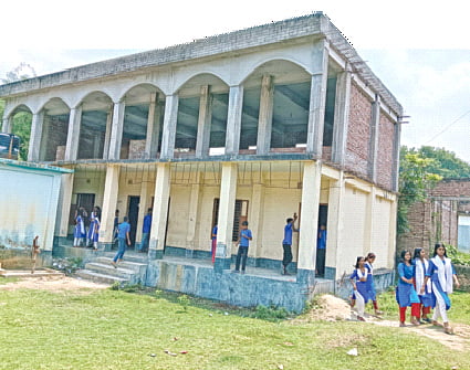 সিঁড়ি ছাড়াই দোতলা ভবন নির্মাণ করা হয়েছে। ফলে দোতলা আর ব্যবহার করা যাচ্ছে না। ৬ মে দুপুরে রাজবাড়ীর বালিয়াকান্দি উপজেলার তালতলা সপ্তপল্লী মাধ্যমিক বিদ্যালয়ে