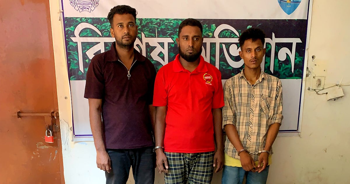 কুমিল্লার দেবীদ্বারে ডিবি পুলিশ পরিচয়ে জিরাসহ তিনজন গ্রেপ্তার। আজ শনিবার দেবীদ্বার থানা প্রাঙণে