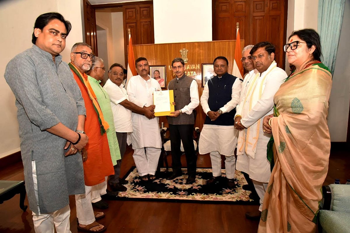 রাজ্যপাল আর এন রবির সঙ্গে দেখা করে নতুন সরকার গড়ার আবেদন করেন পশ্চিমবঙ্গের হবু মুখ্যমন্ত্রী শুভেন্দু অধিকারী ও রাজ্য বিজেপির নেতারা। কলকাতার রাজভবনে, ৮ মে ২০২৬