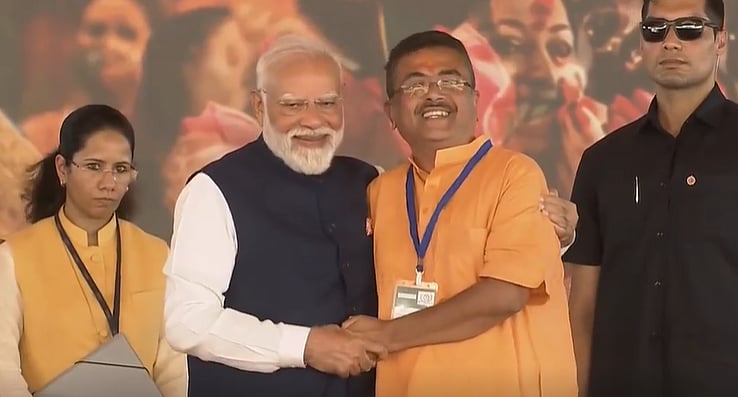 শপথ শেষে পশ্চিমবঙ্গের মুখ্যমন্ত্রী শুভেন্দু অধিকারীকে অভিবাদন জানান প্রধানমন্ত্রী নরেন্দ্র মোদি। কলকাতার ব্রিগেড প্যারেড গ্রাউন্ডে, ৯ মে ২০২৬