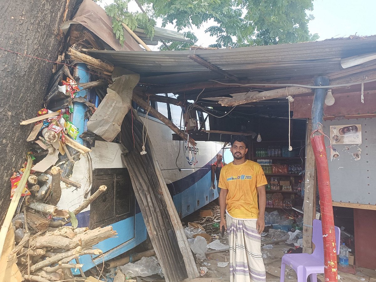 দুর্ঘটনার পর দোকানে ঢুকে যায় একটি বাস। আজ দুপুরে লোহাগাড়ার চুনতি ইউনিয়নের চট্টগ্রাম-কক্সবাজার মহাসড়কে