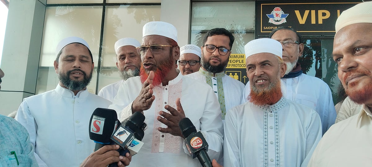 নীলফামারীর সৈয়দপুর বিমানবন্দরে সাংবাদিকদের সঙ্গে বিভিন্ন বিষয় নিয়ে কথা বলছেন জামায়াতের সেক্রেটারি জেনারেল মিয়া গোলাম পরওয়ার। শনিবার সকালে