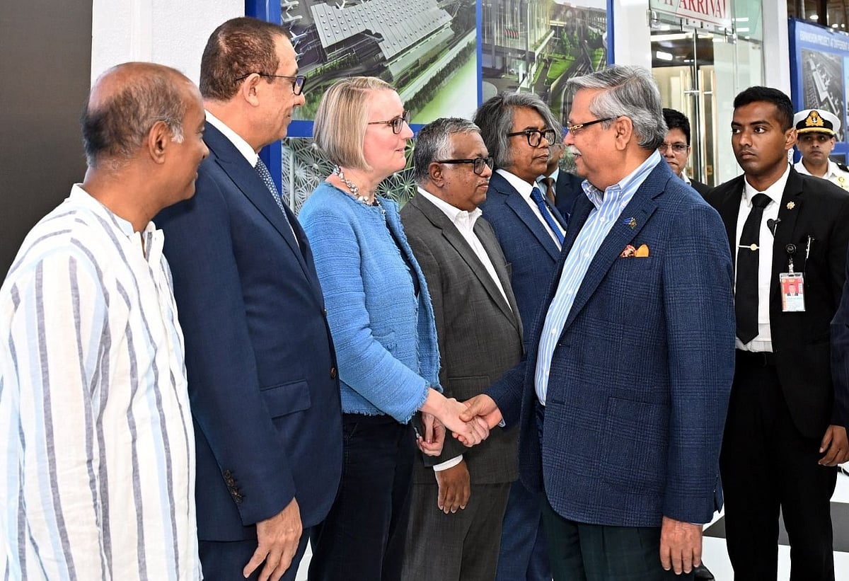 রাষ্ট্রপতি মো. সাহাবুদ্দিন আজ শনিবার স্বাস্থ্য পরীক্ষা ও চিকিৎসার জন্য লন্ডন রওনা হন। ঢাকার শাহজালাল বিমানবন্দরে তাঁকে বিদায় জানাতে উপস্থিত ছিলেন আইনমন্ত্রী মো. আসাদুজ্জামান এবং ঢাকায় যুক্তরাজ্যের হাই কমিশনার সারাহ কুক।