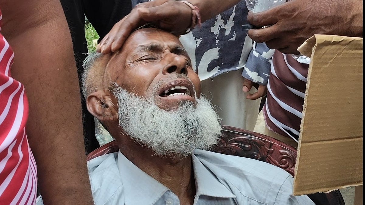 ঘটনাস্থলে এসে কান্নায় ভেঙে পড়েন নিহত গৃহবধূ শারমিন আক্তারের বাবা শাহাদাত মিয়া। আজ শনিবার
