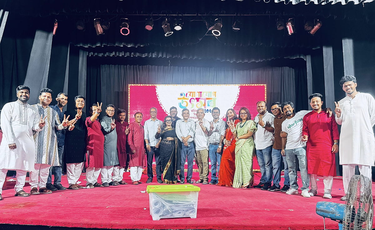 ঢাকা বিশ্ববিদ্যালয়ের গণযোগাযোগ ও সাংবাদিকতা অ্যালামনাই অ্যাসোসিয়েশনের নির্বাচিত কমিটির সদস্যরা