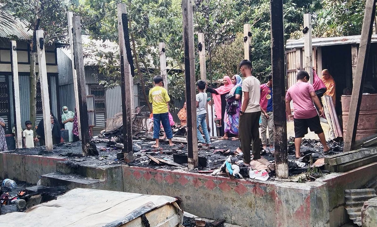 ঢাকার দোহারের বিলাশপুর রাধানগর গ্রামে গতকাল শুক্রবার রাতে আগুনে পুড়ে স্বামী–স্ত্রী মারা গেছেন। পুড়ে যাওয়া বাড়িতে আজ শনিবার সকালে স্থানীয়দের ভিড়