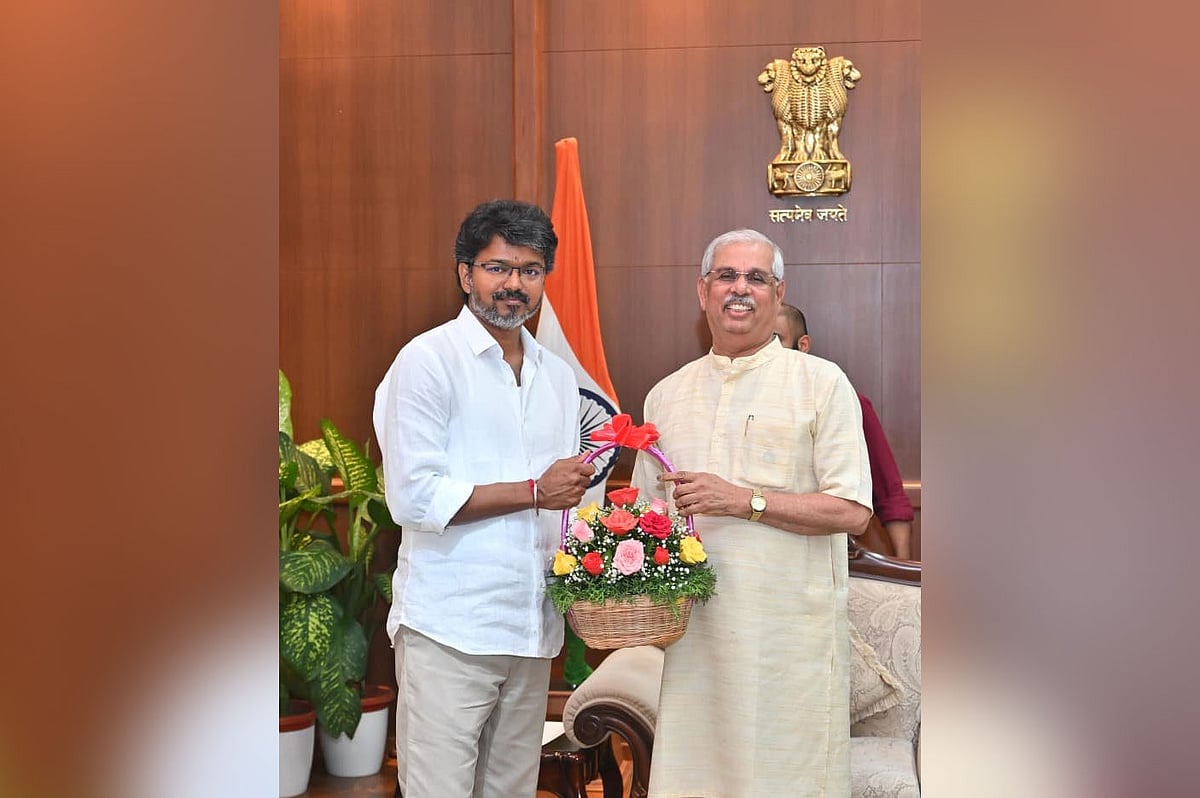 তামিলনাড়ুর তামিলাগা ভেটরি কাজাগাম (টিভিকে) দলের প্রধান থালাপতি বিজয়কে (বাঁয়ে) ফুলের তোড়া দিয়ে স্বাগত জানান রাজ্যপাল রাজেন্দ্র বিশ্বনাথ আরলেকার। চেন্নাইয়ের লোকভবনে, ৯ মে ২০২৬ 