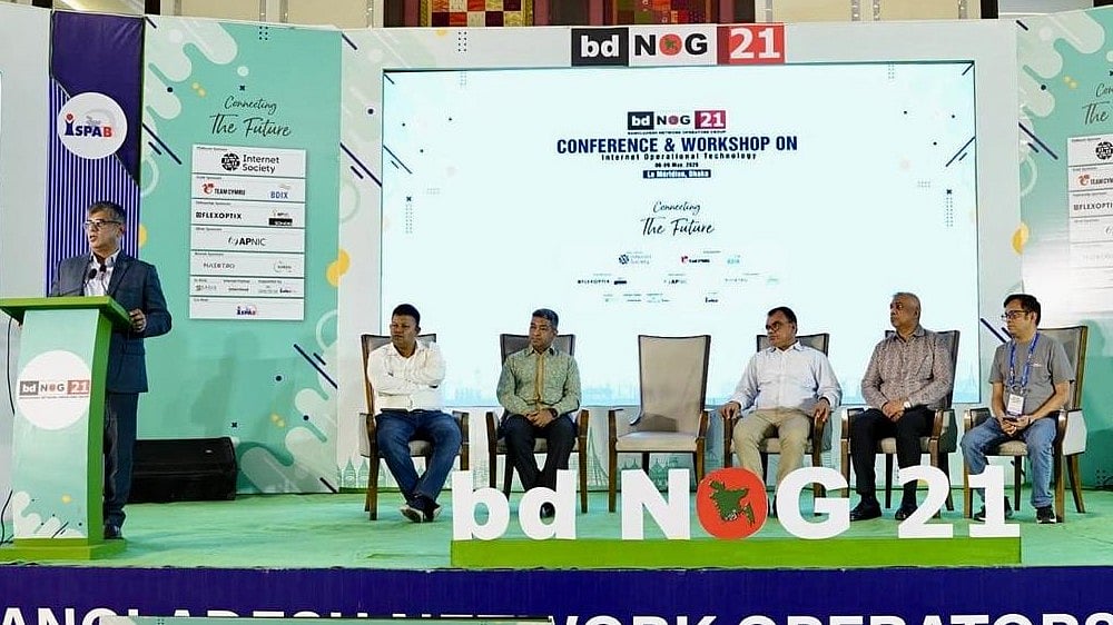 সম্মেলনে বক্তব্য দিচ্ছেন বিটিআরসির চেয়ারম্যান মেজর জেনারেল (অব.) মো. এমদাদ উল বারী