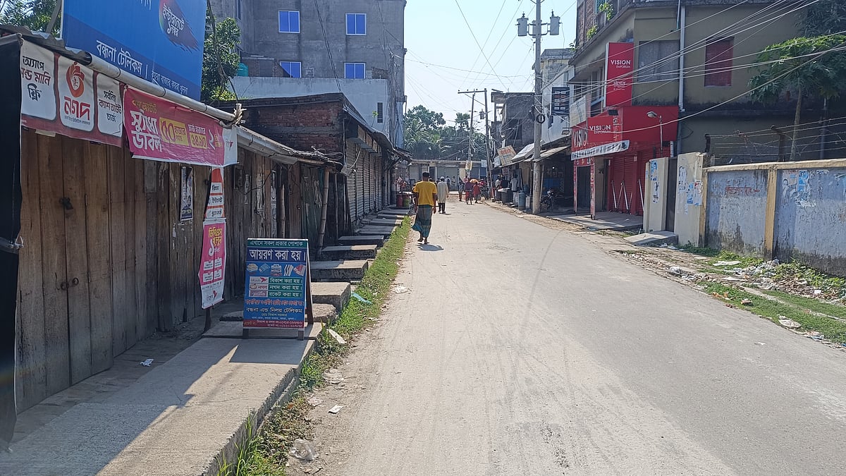 ব্যবসায়ীকে থানায় নিয়ে মারধরের প্রতিবাদে কয়রা বাজারের দোকানপাট বন্ধ। রোববার সকালে