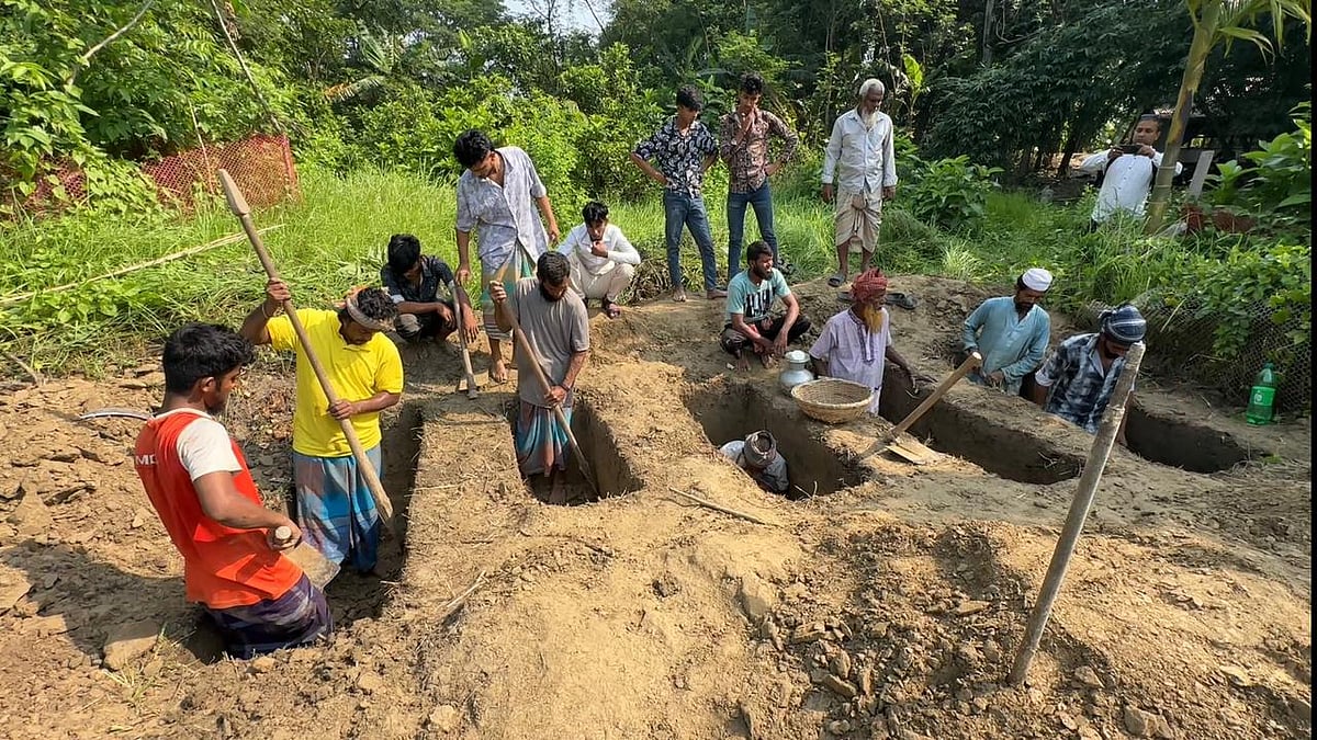 গাজীপুরে হত্যাকাণ্ডের শিকার পাঁচজনকে গোপালগঞ্জে পাশাপাশি পাঁচটি কবরে দাফন করা হয়েছে। রোববার বেলা ১১টায় গোপালগঞ্জ সদর উপজেলা পাইককান্দি উত্তর চরপাড়া গ্রামের কবরস্থানে