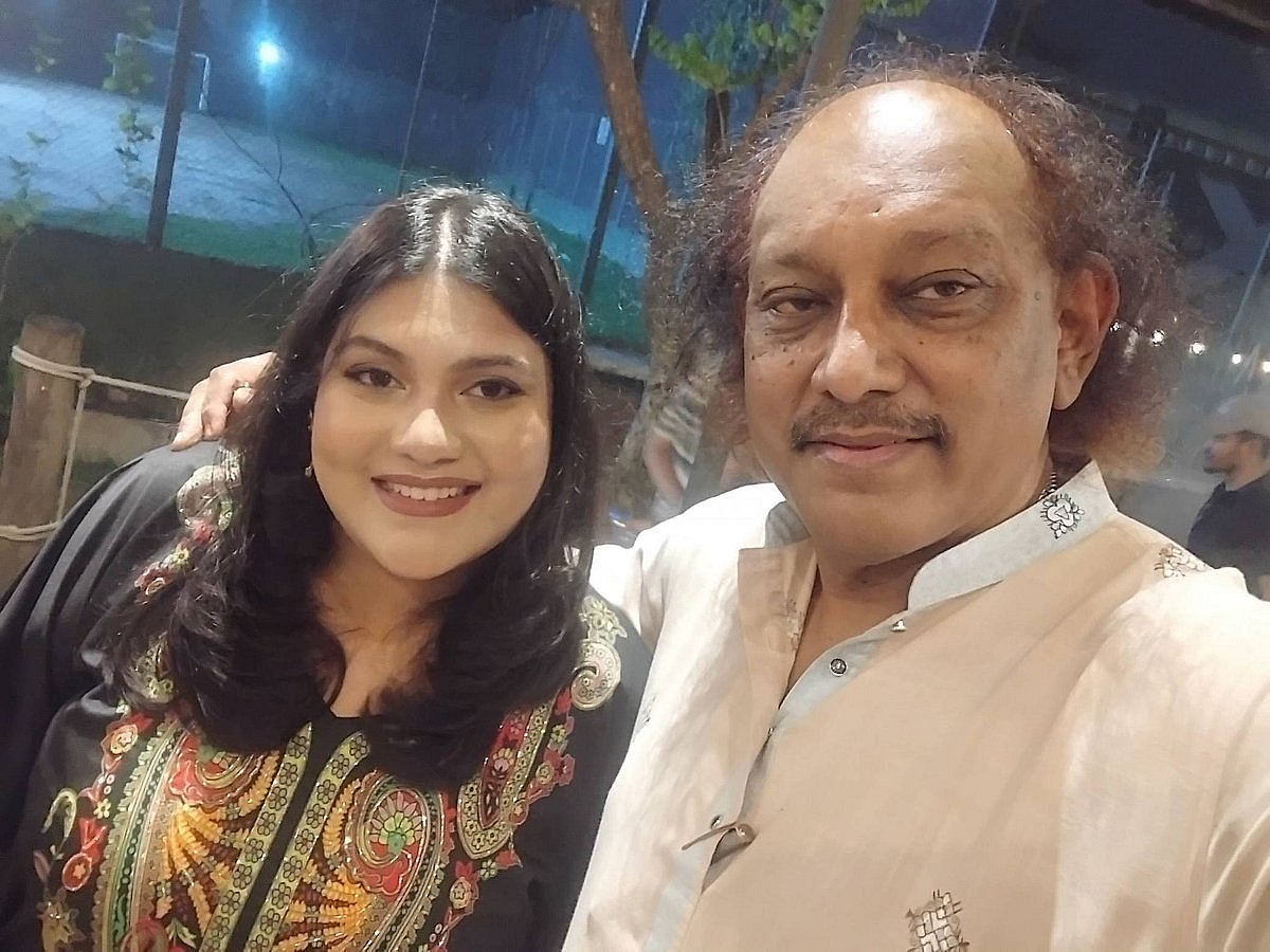 বাবা কায়সার হামিদের সঙ্গে কারিনা কায়সার