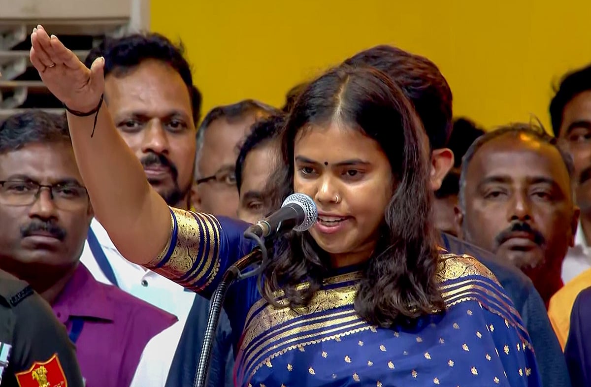মন্ত্রী হিসেবে শপথ নিয়েছেন বিজয়ের দলের সর্বকনিষ্ঠ বিধায়ক এস কীর্তনা। চেন্নাই নেহরু স্টেডিয়াম, তামিলনাড়ু, ভারত। ১০ মে ২০২৬