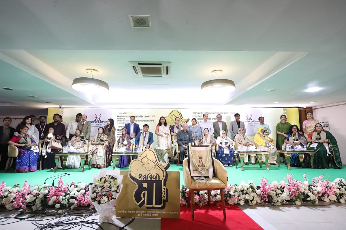 গরবিনী সম্মাননা পাওয়া মায়েদের সঙ্গে সন্তান ও অতিথিরা। আজ রোববার রাওয়া কনভেনশন সেন্টারে