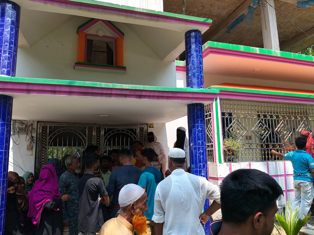 গাজীপুরের কাপাসিয়ার এই বাড়িতে মা, তিন সন্তানসহ পাঁচজনের মরদেহ পাওয়া যায়