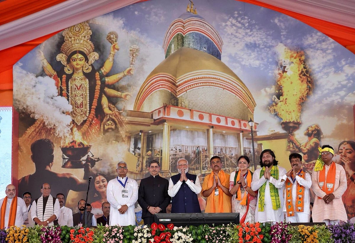 রাজ্য সরকারের শপথ গ্রহণ অনুষ্ঠানে নরেন্দ্র মোদির সঙ্গে শুভেন্দু অধিকারীসহ বিজেপির নেতারা। ব্রিগেড ময়দান, কলকাতা, পশ্চিমবঙ্গ, ভারত