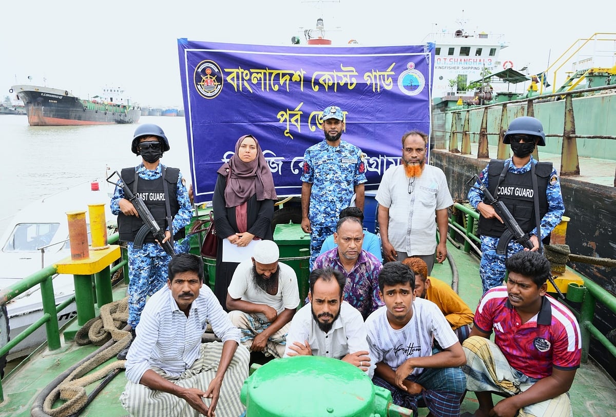 ডিজেল পাচারের সময় কোস্টগার্ডের হাতে আটক পাচারকারীরা