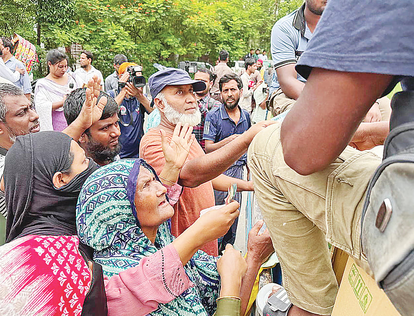 আড়াই ঘণ্টা অপেক্ষার পর টিসিবির ট্রাক থেকে পণ্য কেনার সুযোগ পান সালেহা বেগম। গতকাল দুপুরে রাজধানীর আগারগাঁওয়ে