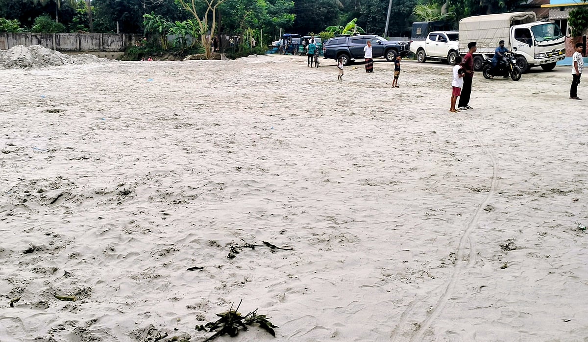 রাতের আঁধারে শতবর্ষী পুকুরটির অধিকাংশ ভরাট করে ফেলা হয়েছে। সোমবার দুপুরে নিলামের মাধ্যমে ভরাটের মাটি–বালু বিক্রি করে দিয়েছে উপজেলা প্রশাসন। কুমিল্লার লাকসাম পৌরসভার পশ্চিমগাঁও এলাকায়