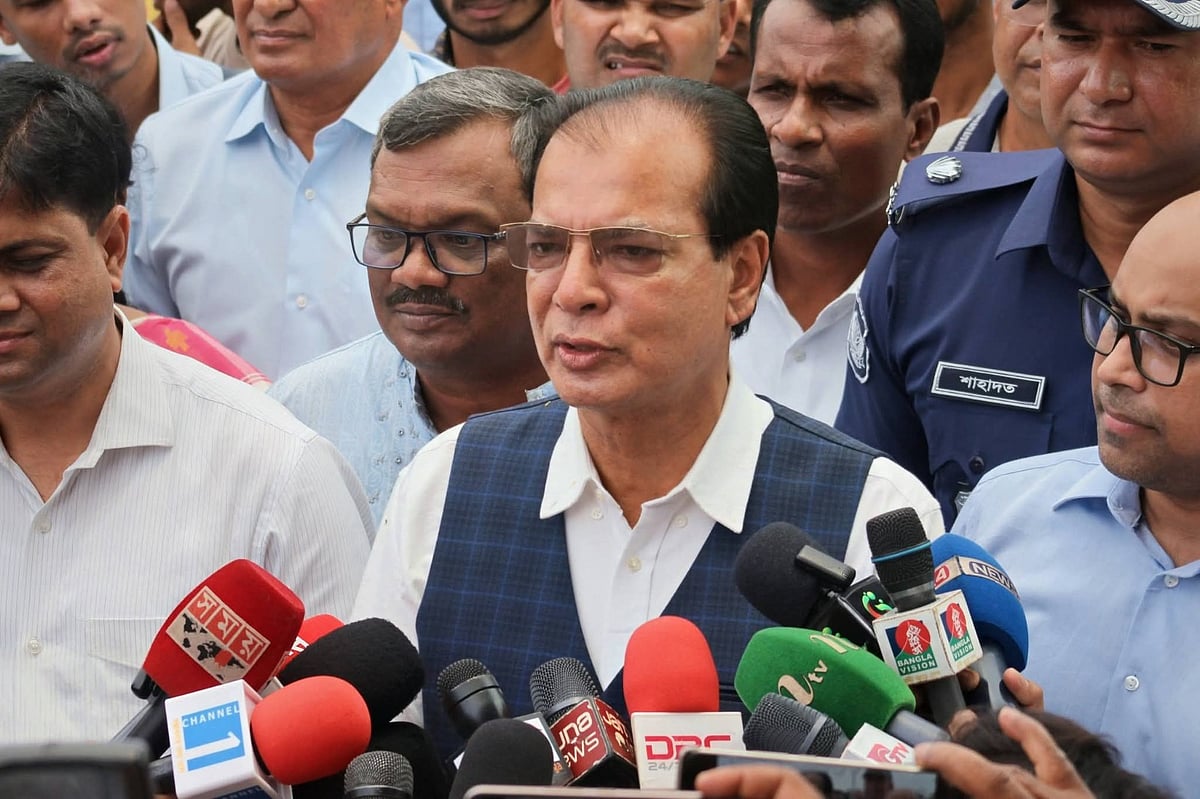 সাংবাদিকদের সঙ্গে কথা বলেন দুর্যোগ ব্যবস্থাপনা ও ত্রাণমন্ত্রী আসাদুল হাবিব। আজ সোমবার দুপুরে লালমনিরহাট জেলা স্টেডিয়াম মাঠে