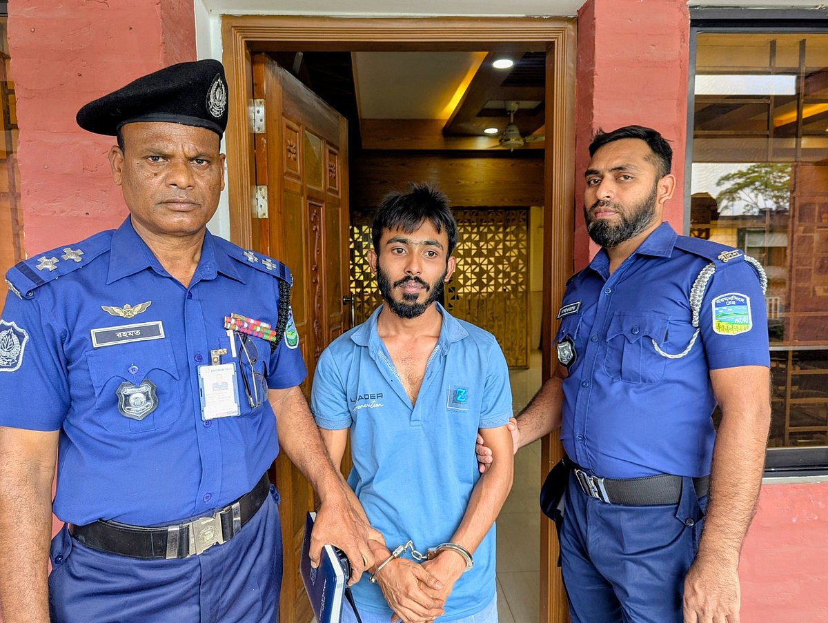 গোপনে ছাত্রীদের ছবি তোলার সময় আবু খারিয়া তোফায়েলকে আটক করা হয়। আজ সোমবার দুপুরে বাংলাদেশ কৃষি বিশ্ববিদ্যালয়ের পুলিশ ক্যাম্পে