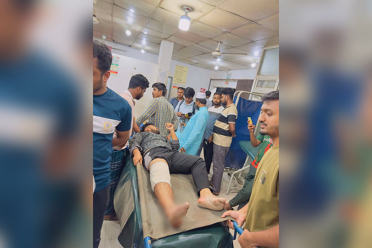 দুর্বৃত্তদের গুলিতে আহত জামায়াতকর্মীকে হাসপাতালে নেওয়া হয়েছে। গতকাল রাতে নোয়াখালী জেনারেল হাসপাতালের জরুরি বিভাগে