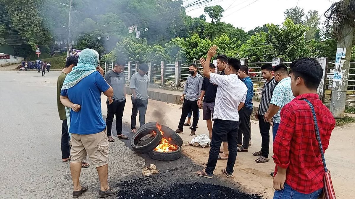 সড়কে টায়ার জ্বালিয়ে পিকেটিং করছেন অবরোধকারীরা। আজ সকালে সাজেকের মাচালং বাজার এলাকায়