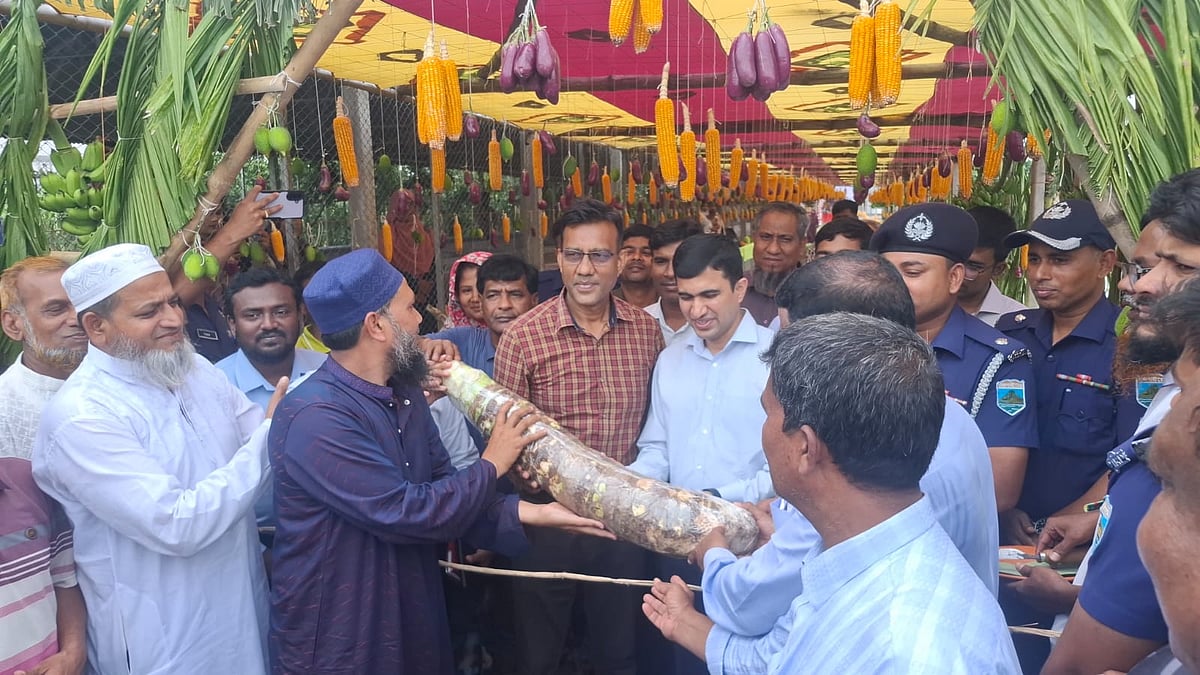 অনুষ্ঠানের প্রধান অতিথি পাবনা জেলা প্রশাসক আমিনুল ইসলামের হাতে মানকচু তুলে দিয়ে বরণ করে নেন একজন কৃষক। সোমবার ঈশ্বরদী উপজেলার পতিরাজপুর এলাকায়