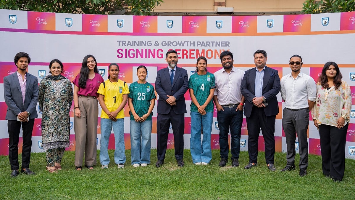 বাফুফের সঙ্গে ‘গ্লো অ্যান্ড লাভলী’র পার্টনারশিপের ঘোষণার পর নারী জাতীয় দলের অধিনায়ক আফঈদাকে সঙ্গে নিয়ে ছবিটি তোলা হয়