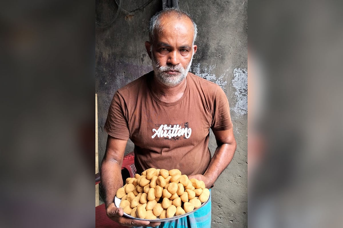 কারখানায় নিজের তৈরি প্যাড়া মিষ্টি হাতে চট্টগ্রামের রাউজানের আশিষ কুমার দে
