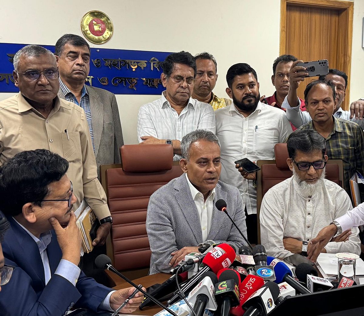 আসন্ন পবিত্র ঈদুল আজহার ছুটিতে ঘরমুখী মানুষের যাত্রা নির্বিঘ্ন করতে আয়োজিত সভা শেষে ব্রিফিংয়ে কথা বলছেন সড়ক পরিবহন ও সেতুমন্ত্রী শেখ রবিউল আলম। সচিবালয়, ঢাকা। ১১ মে 