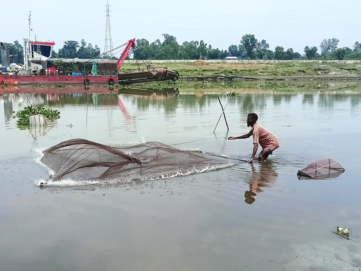 ব্রহ্মপুত্র নদে ঝাঁকি জাল দিয়ে মাছ ধরার চেষ্টা করছিলেন জামালপুর সদরের বাসিন্দা দুদু মিয়া। গতকাল রোববার সকালে শহরের পুরোনো ফেরিঘাট এলাকায়