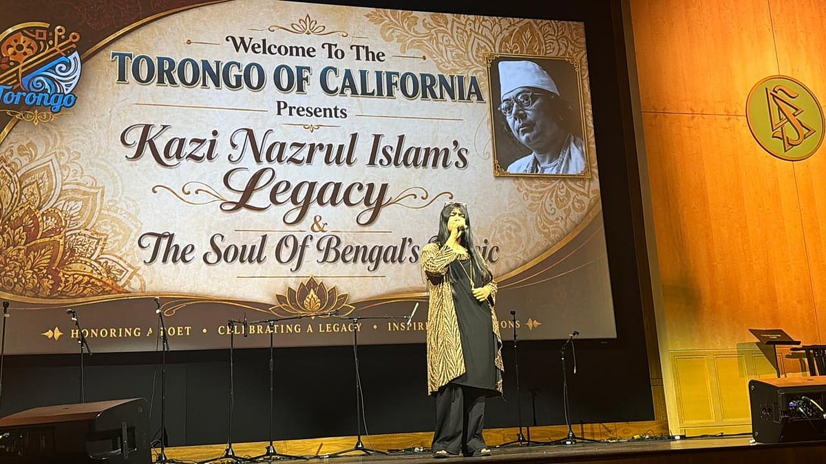 ক্যালিফোর্নিয়ার বারব্যাংকে অনুষ্ঠিত ‘নজরুল লিগ্যাসি’ আয়োজনে মঞ্চে সংগীত পরিবেশন করছেন এক তরুণ শিল্পী