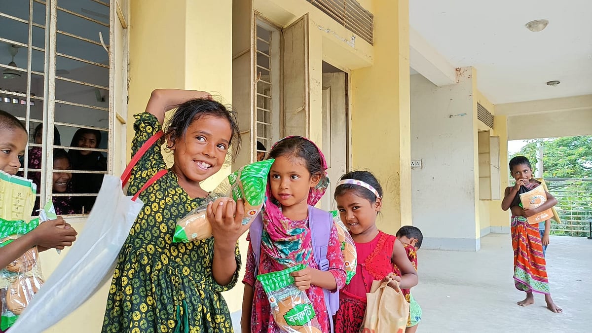 ভোলার দৌলতখান উপজেলার বিচ্ছিন্ন চর মদনপুর ইউনিয়নের চর টগবী সরকারি প্রাথমিক বিদ্যালয়ের প্রথম শ্রেণির শিক্ষার্থী তারা। ক্লাস শেষ, তাই তো হইহুল্লোড় করে বাড়ি ফিরছে তারা। গত রোববার তোলা