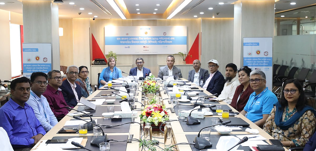 ‘হাম-রুবেলা টিকা কার্যক্রম ২০২৬ পর্যালোচনা ও সম্প্রসারিত টিকাদান কর্মসূচি শক্তিশালীকরণ’ শীর্ষক গোলটেবিল বৈঠকে অংশগ্রহণকারীরা। ছবি: প্রথম আলো