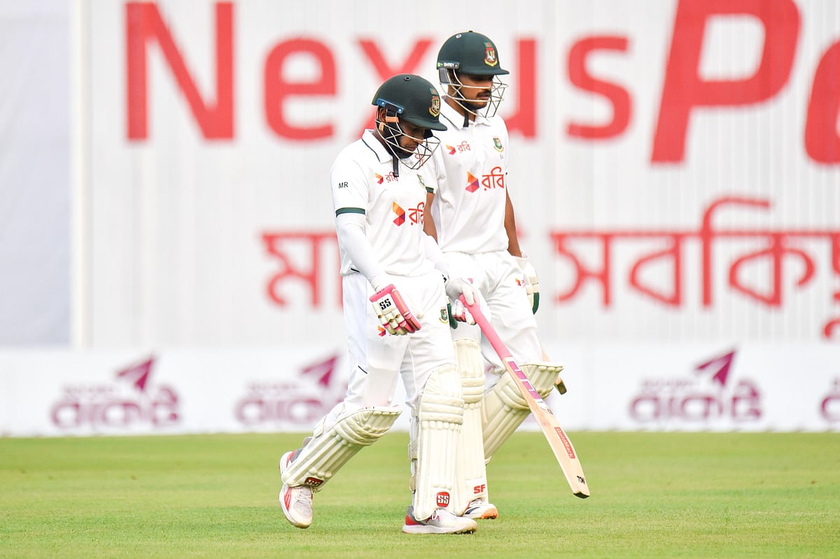 চতুর্থ দিনের খেলা শেষে মাঠ ছাড়ছেন মুশফিক ও নাজমুল