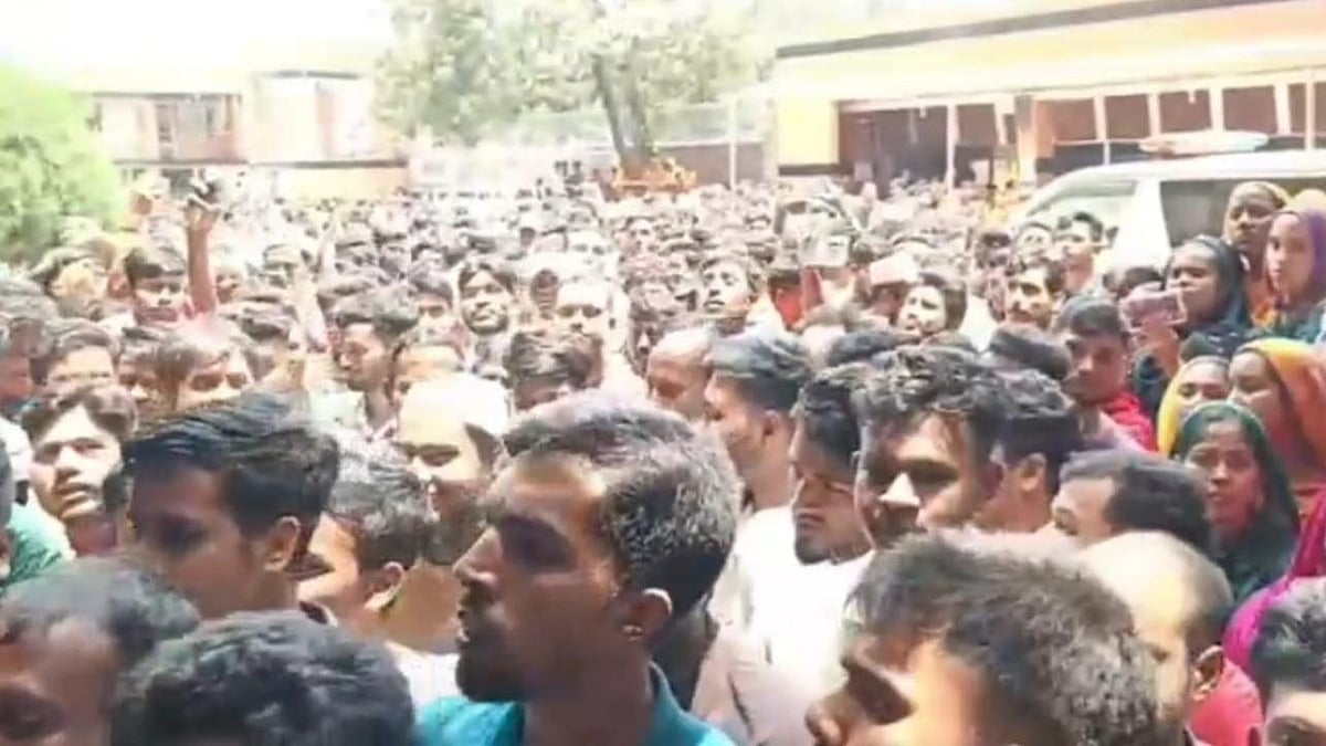 নারায়ণগঞ্জে কারখানার কর্মকর্তার মরদেহ উদ্ধারের ঘটনার সঙ্গে জড়িত ব্যক্তিদের শাস্তির দাবিতে শ্রমিকেরা বিক্ষোভ করেন। মঙ্গলবার বাড়ৈভোগ এলাকায় অবস্থিত ফারিহা নিট টেক্স লিমিটেডে