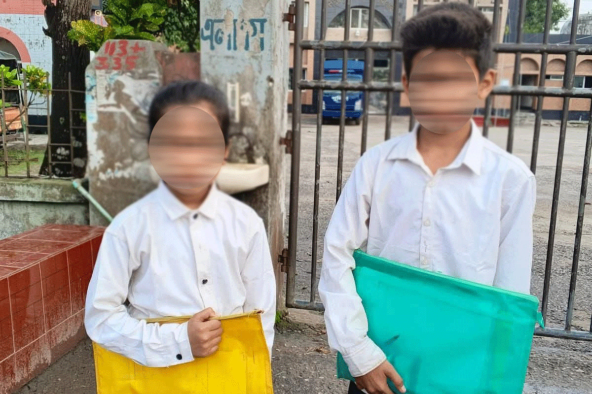 মাকে কারাগারে নেওয়া হবে শুনে স্কুল থেকে ছুটে আসে দুই শিশু