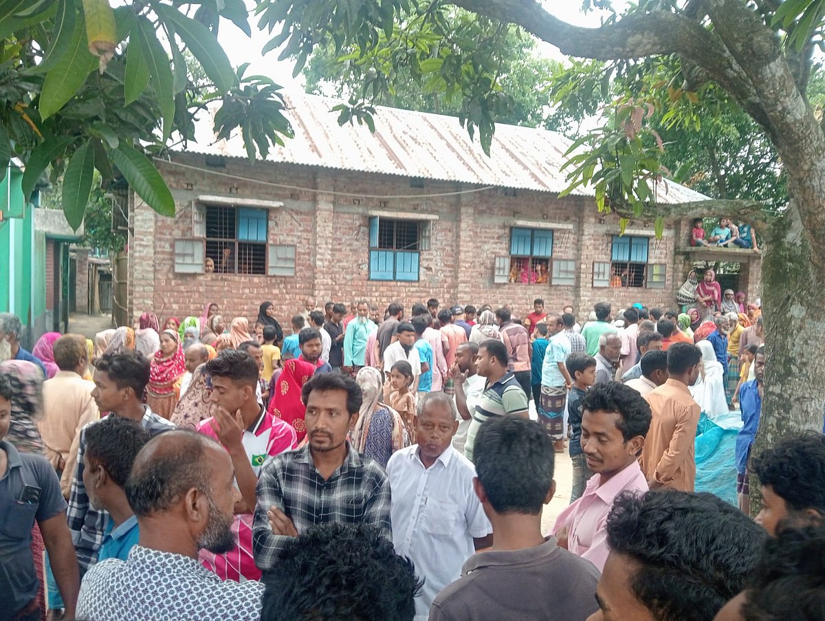 বাবা ও ছেলের হত্যার খবরে বাড়িতে এলাকাবাসির ভিড়। আজ মঙ্গলবার সকালে