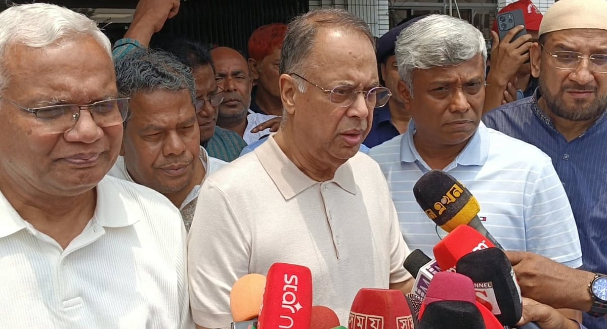 পাথরখনির কর্মকর্তাদের সঙ্গে মতবিনিময় শেষে সাংবাদিকদের সঙ্গে কথা বলেন বিদ্যুৎ, জ্বালানি ও খনিজ সম্পদমন্ত্রী। আজ মঙ্গলবার দুপুরে