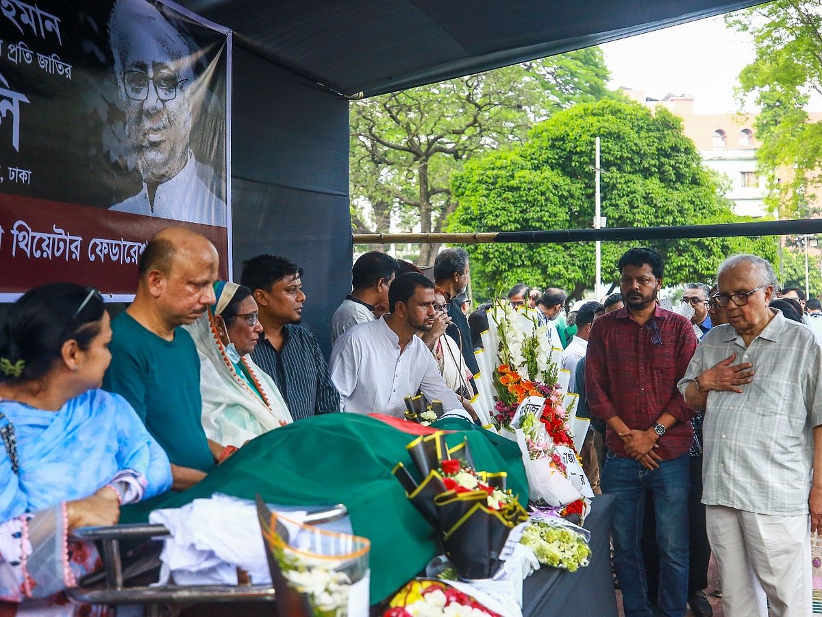আতাউর রহমানকে শ্রদ্ধা জানাতে এসেছেন রামেন্দু মজুমদার