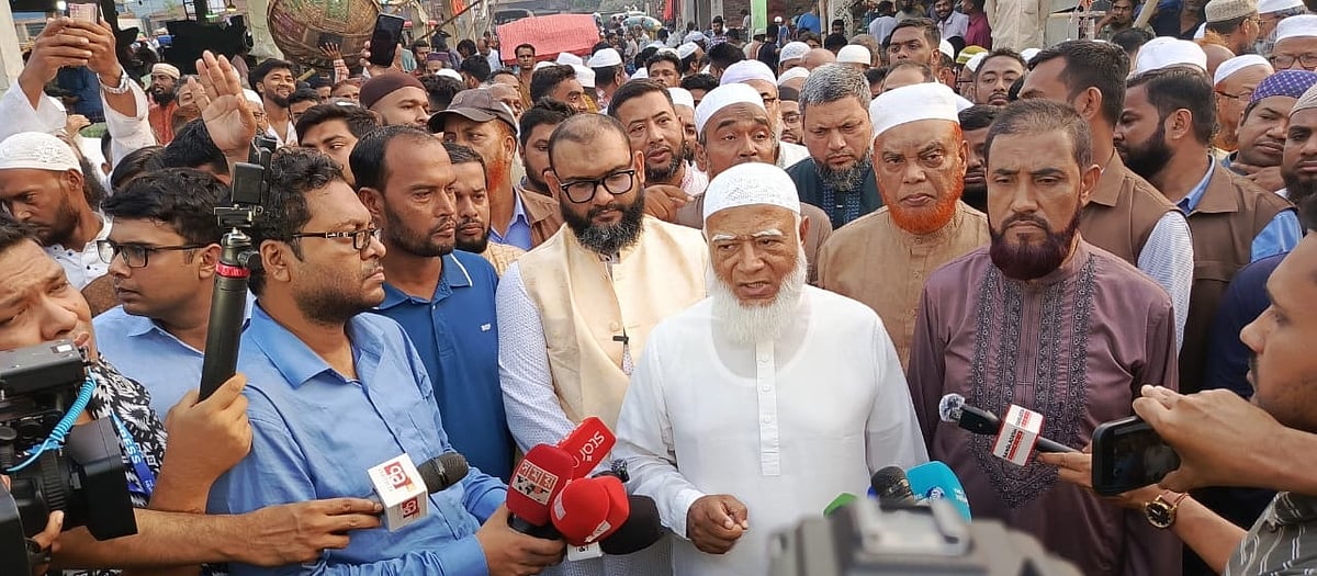 মিরপুর-১ নম্বরে সেকশনে শাহ আলী পাইকারি কাঁচাবাজার পরিদর্শনে গিয়ে গণমাধ্যমকর্মীদের সঙ্গে কথা বলেন শফিকুর রহমান