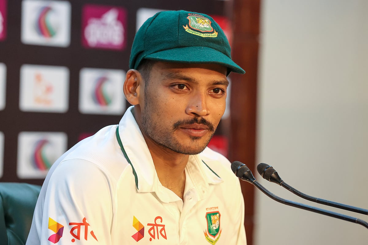 সংবাদ সম্মেলনে নাজমুল হোসেন