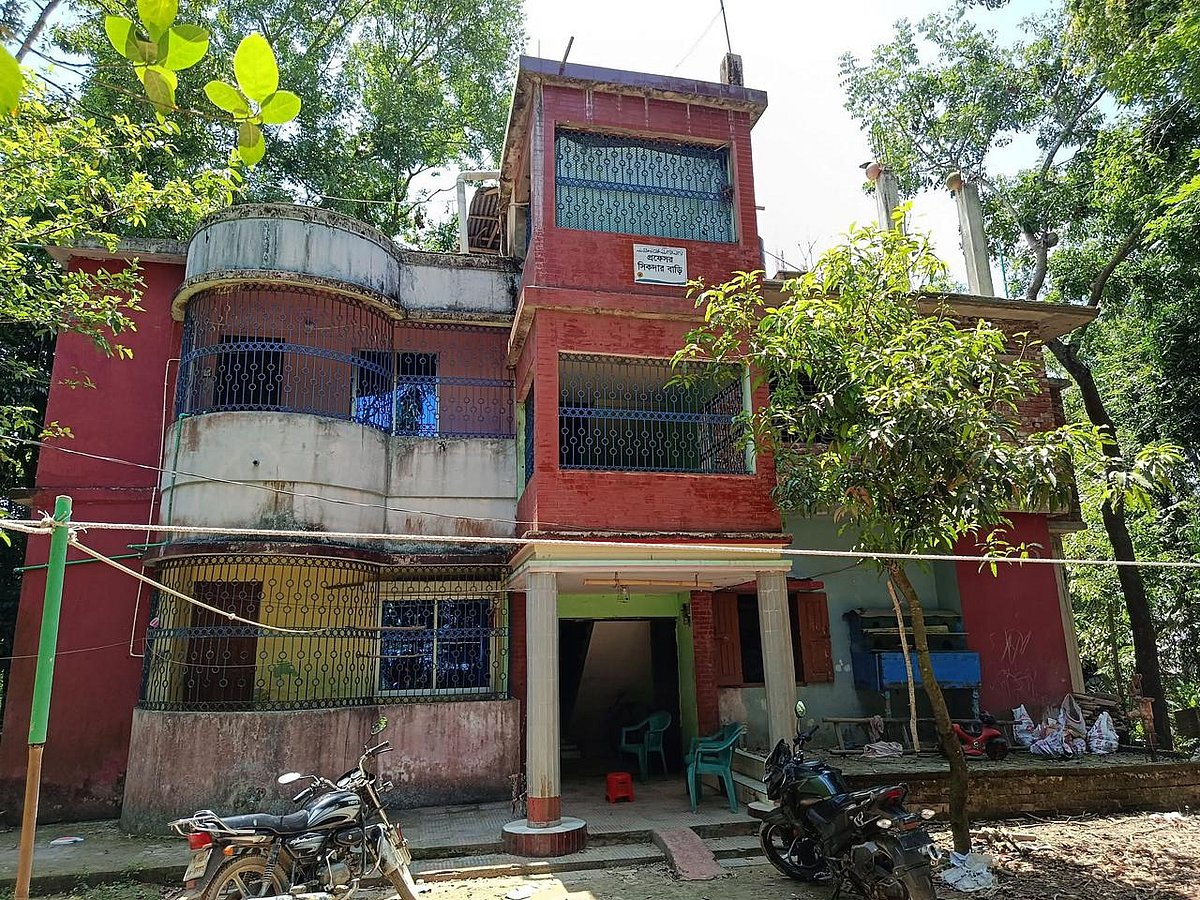 কক্সবাজারের চকরিয়ায় সাবেক এক কলেজশিক্ষকের এ বাড়িতে ডাকাতির অভিযোগ উঠেছে। গতকাল দিবাগত রাত সাড়ে তিনটার দিকে উপজেলার লক্ষ্যারচর ইউনিয়নের মাঝেরপাড়া এলাকায়
