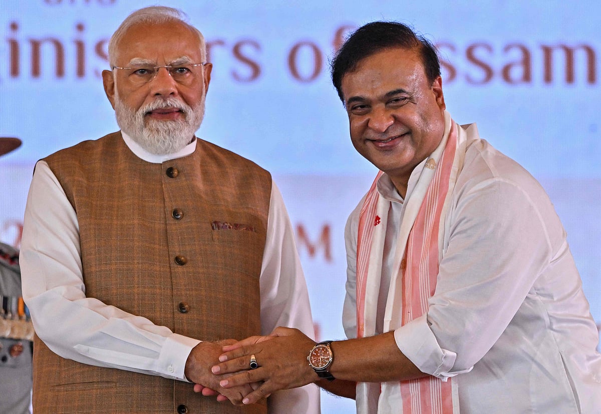 আসামের মুখ্যমন্ত্রী হিসেবে শপথ নেওয়ার পর ভারতের প্রধানমন্ত্রী নরেন্দ্র মোদির সঙ্গে হিমন্ত বিশ্বশর্মা। আজ মঙ্গলবার গুয়াহাটিতে
