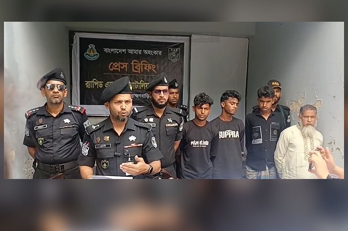 র‍্যাব সদস্যদের ওপর হামলার ঘটনায় পাঁচজনকে আটক করা হয়েছে। মঙ্গলবার বিকেলে র‍্যাব-৯–এর ব্রাহ্মণবাড়িয়া কার্যালয়ে