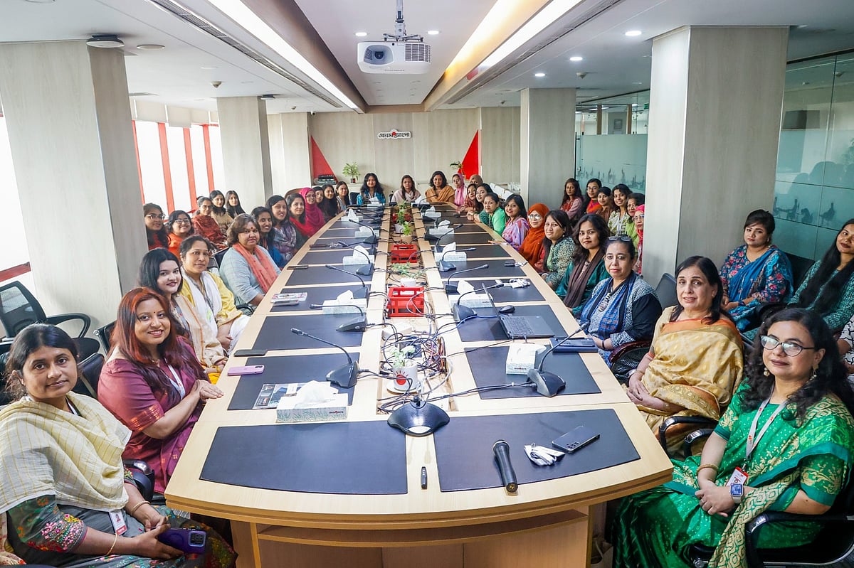 প্রথম আলোর কার্যালয়ে কর্মজীবী মায়েদের মানসিক স্বাস্থ্য নিয়ে সচেতনতামূলক অনুষ্ঠানের আয়োজন করে মানসিক স্বাস্থ্য নিয়ে কাজ করা প্রতিষ্ঠান ‘মনের বন্ধু’। কারওয়ান বাজার, ঢাকা। ১২ মে