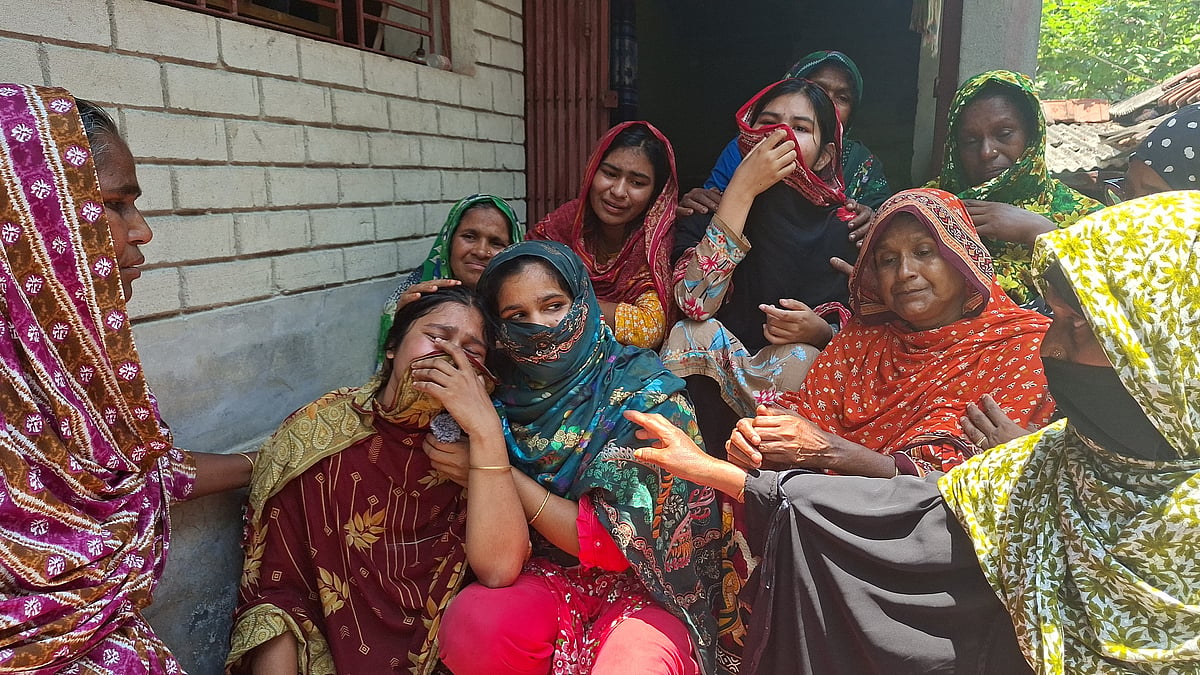 লেবাননে স্বামীর মৃত্যুর খবরে সাতক্ষীরায় গ্রামের বাড়িতে স্বজনদের আহাজারি। মঙ্গলবার সকালে সদর উপজেলার ধুলিহর ইউনিয়নের ভালুকা চাঁদপুর গ্রামে