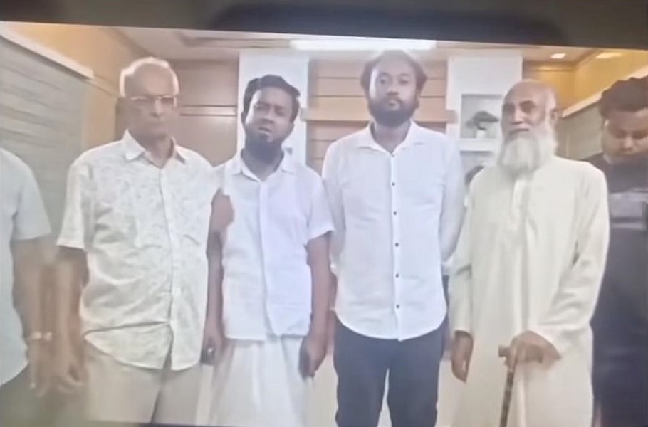 চাঁদাবাজির অভিযোগে আটক দুই ব্যক্তিকে এলাকার ছেলে পরিচয় দিয়ে থানা থেকে ছাড়িয়ে নেন ভাঙ্গা উপজেলা বিএনপির সাধারণ সম্পাদক আইয়ুব মোল্লা (বাঁ থেকে দ্বিতীয়)